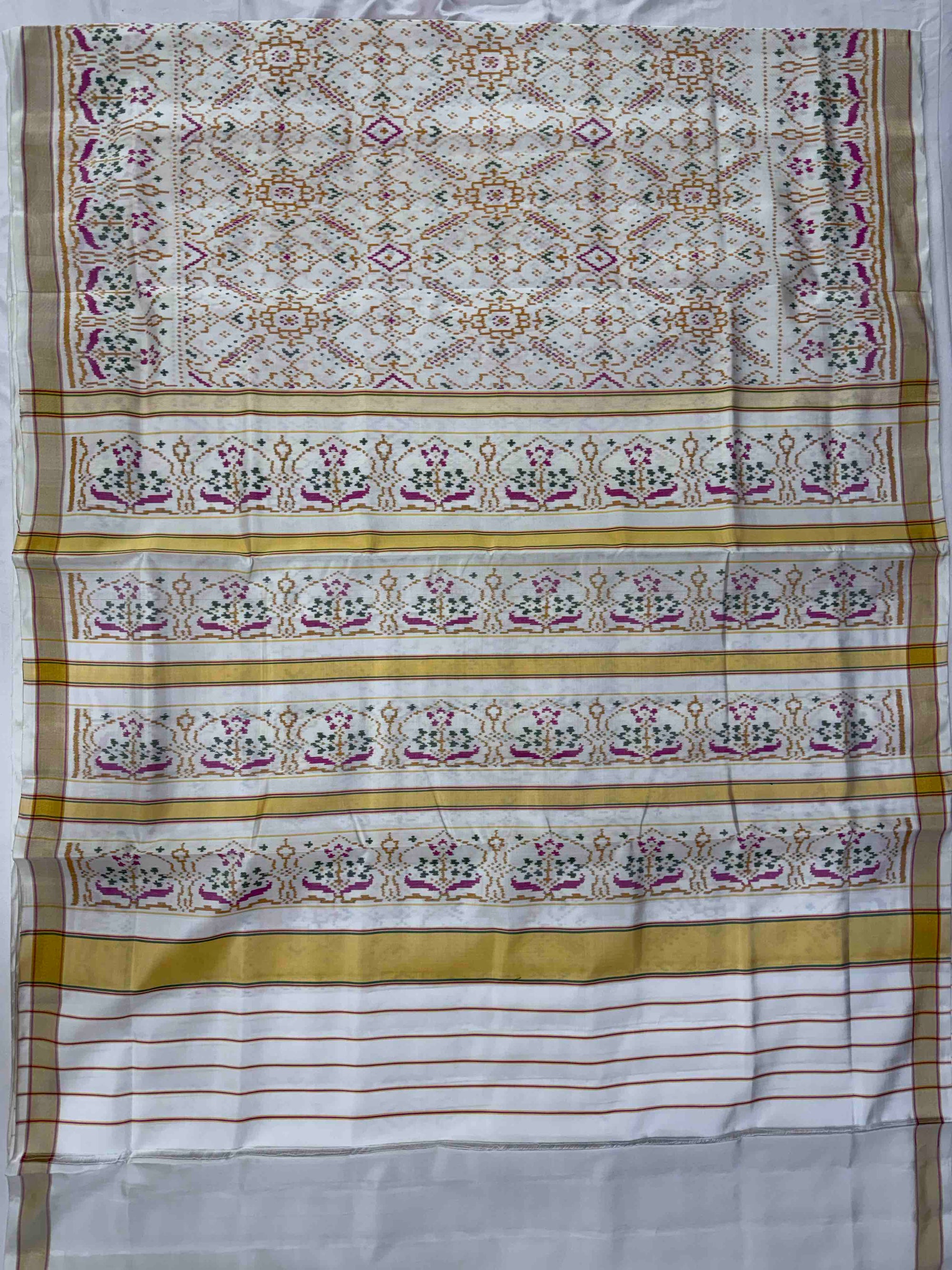 Full White Maneckchok Hand Woven Rajkot Patola Silk Saree