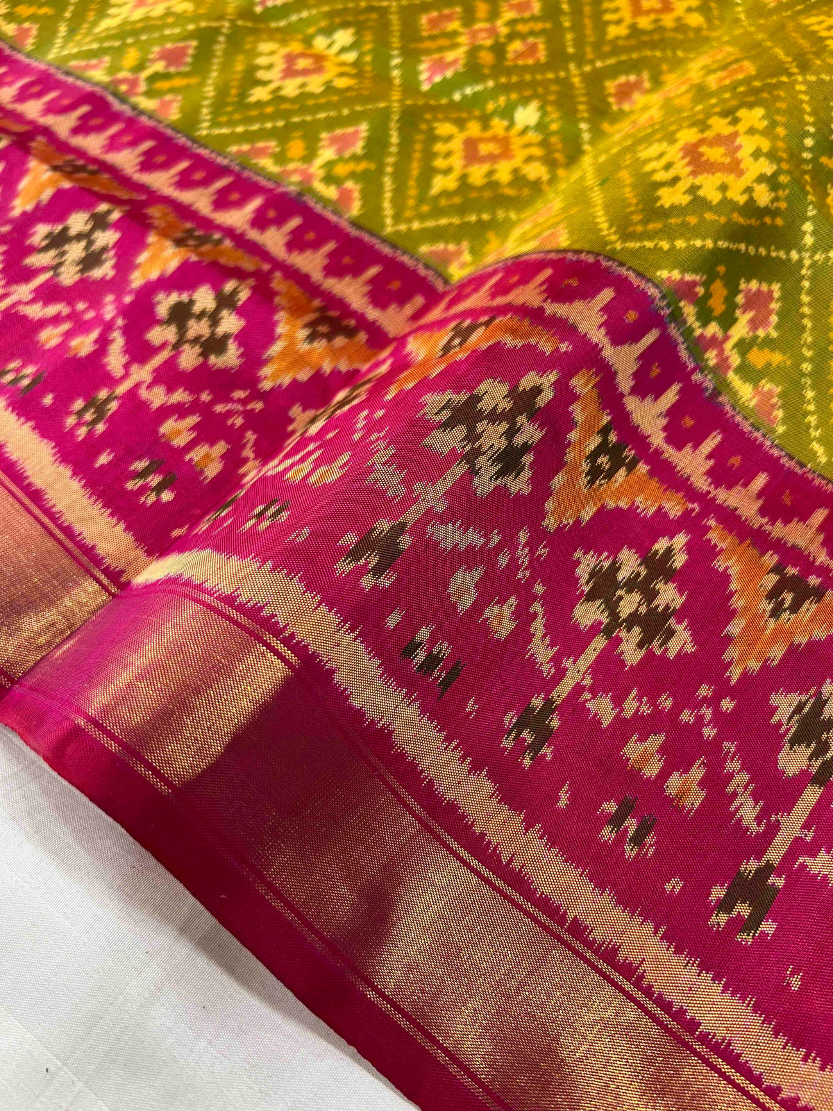 Mahendi Green With Pink Paanchanda Design Hand Woven Rajkot Patola Silk Saree