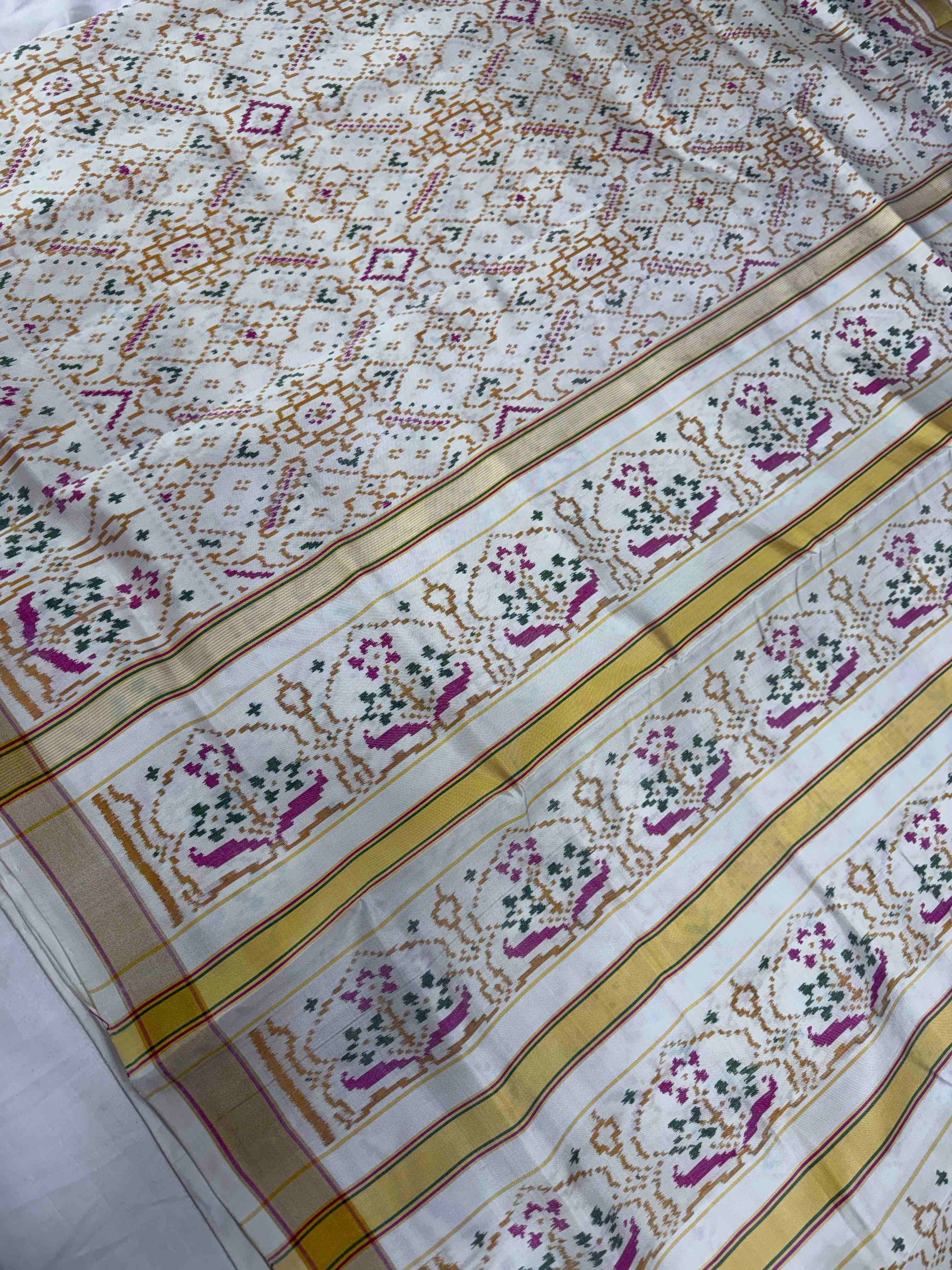 Full White Maneckchok Hand Woven Rajkot Patola Silk Saree