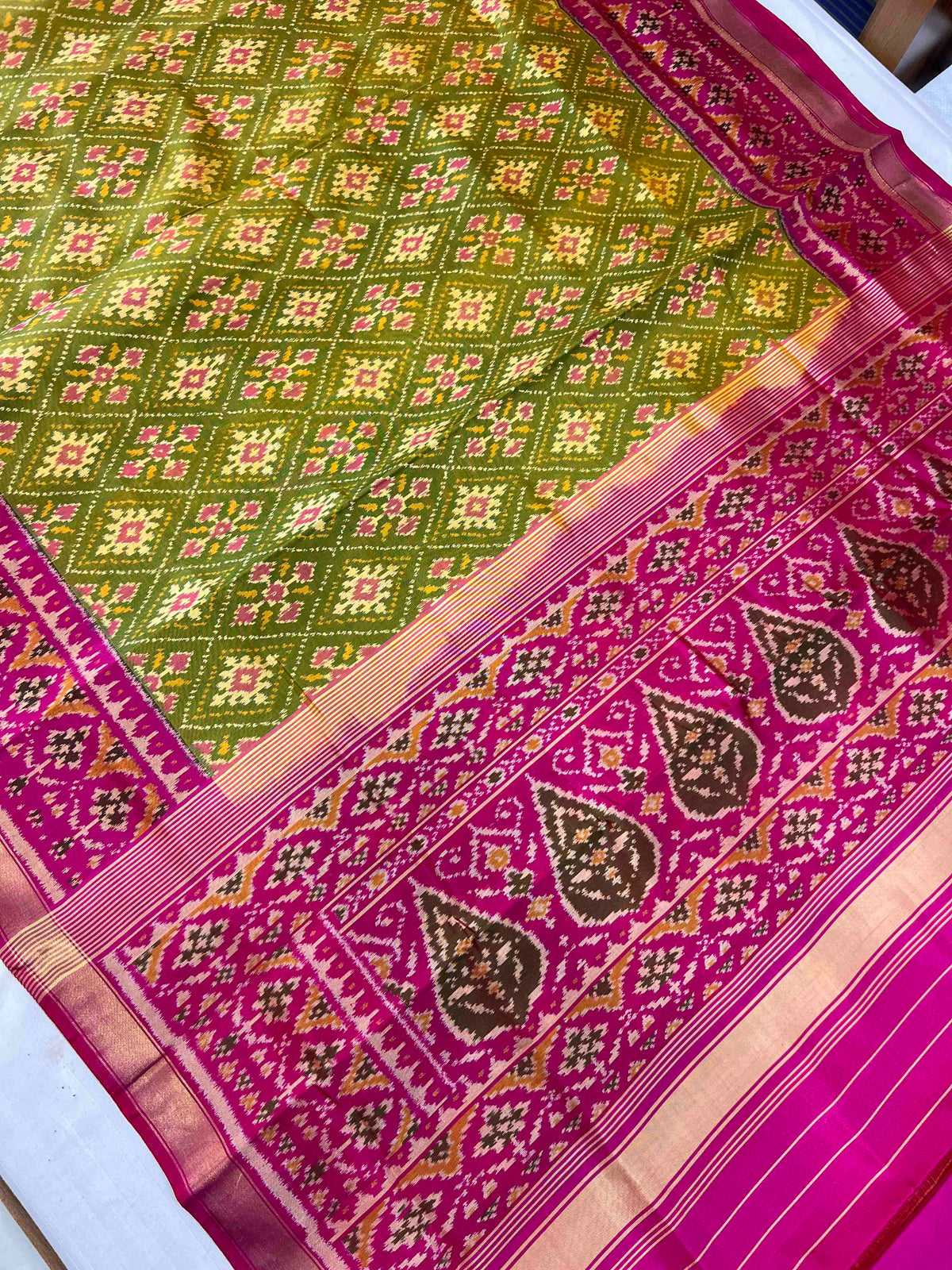 Mahendi Green With Pink Paanchanda Design Hand Woven Rajkot Patola Silk Saree