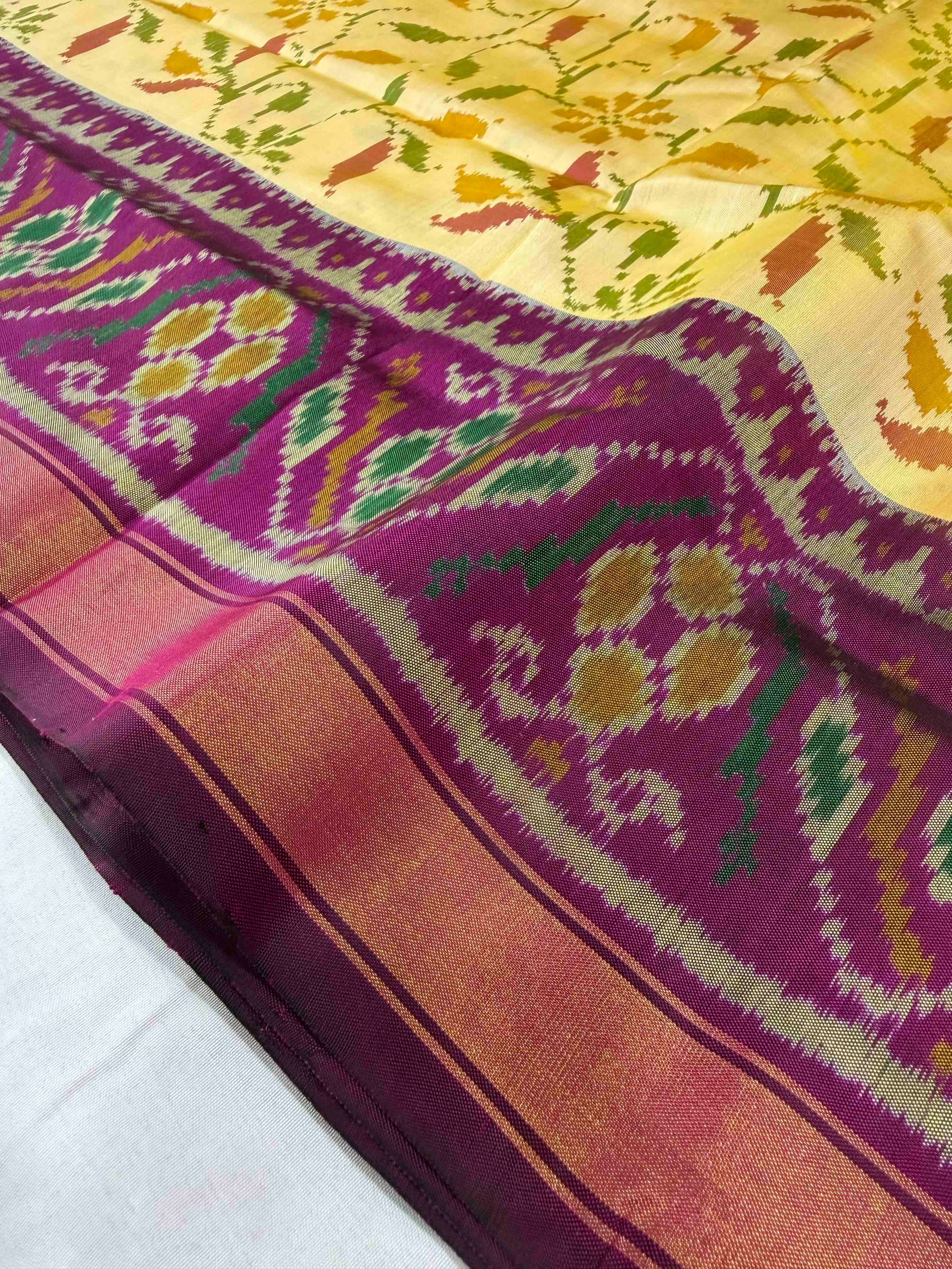 Cream With Magenta Hand Woven Rajkot Patola Silk Saree