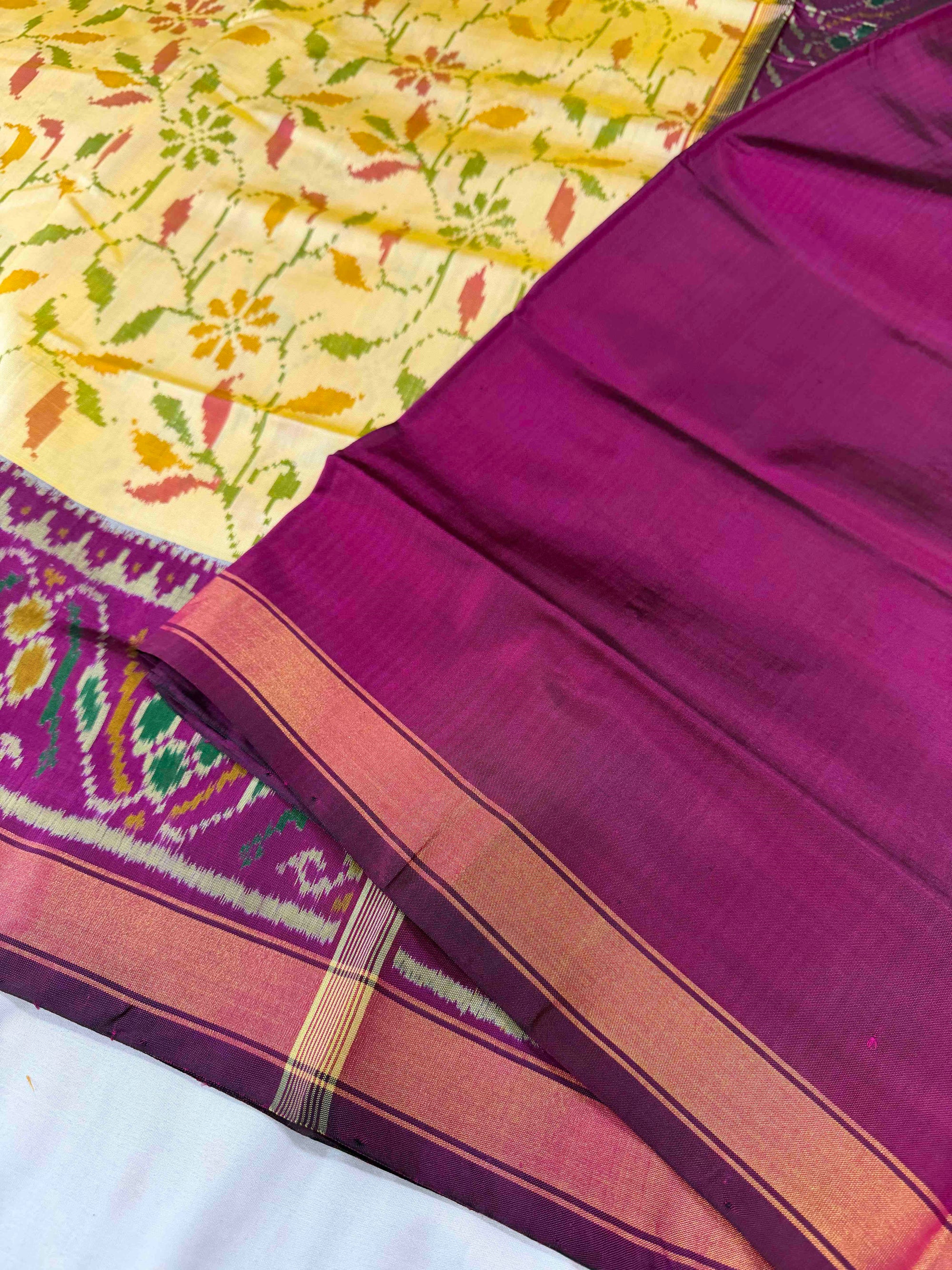 Cream With Magenta Hand Woven Rajkot Patola Silk Saree