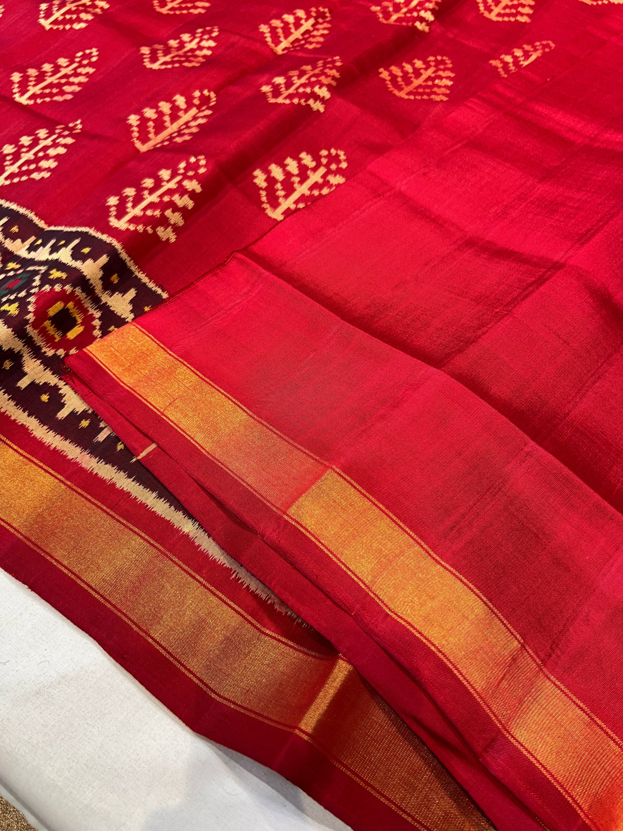 Full Red & Maroon Fancy Handwoven Rajkot Patola Silk Saree