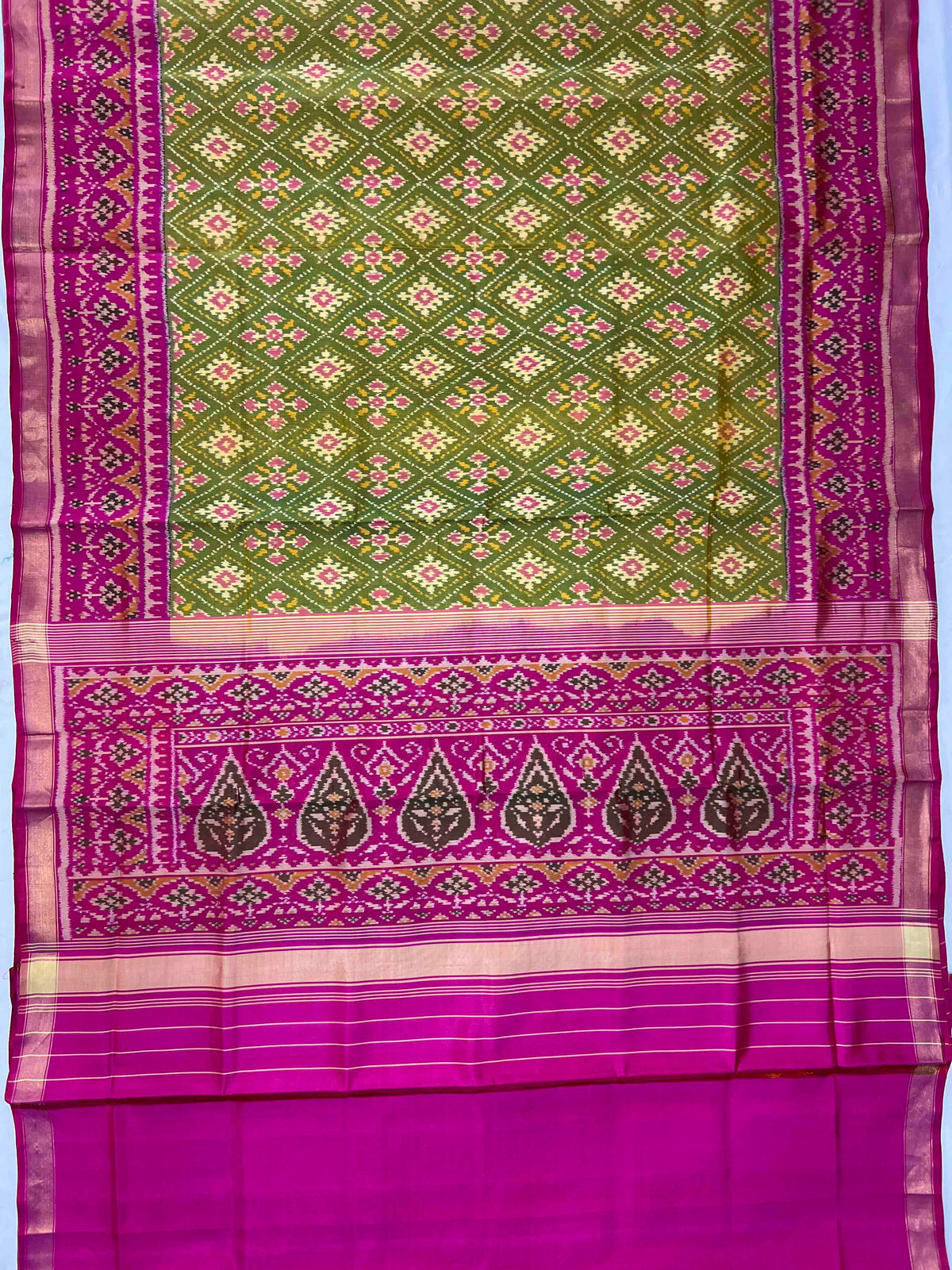 Mahendi Green With Pink Paanchanda Design Hand Woven Rajkot Patola Silk Saree